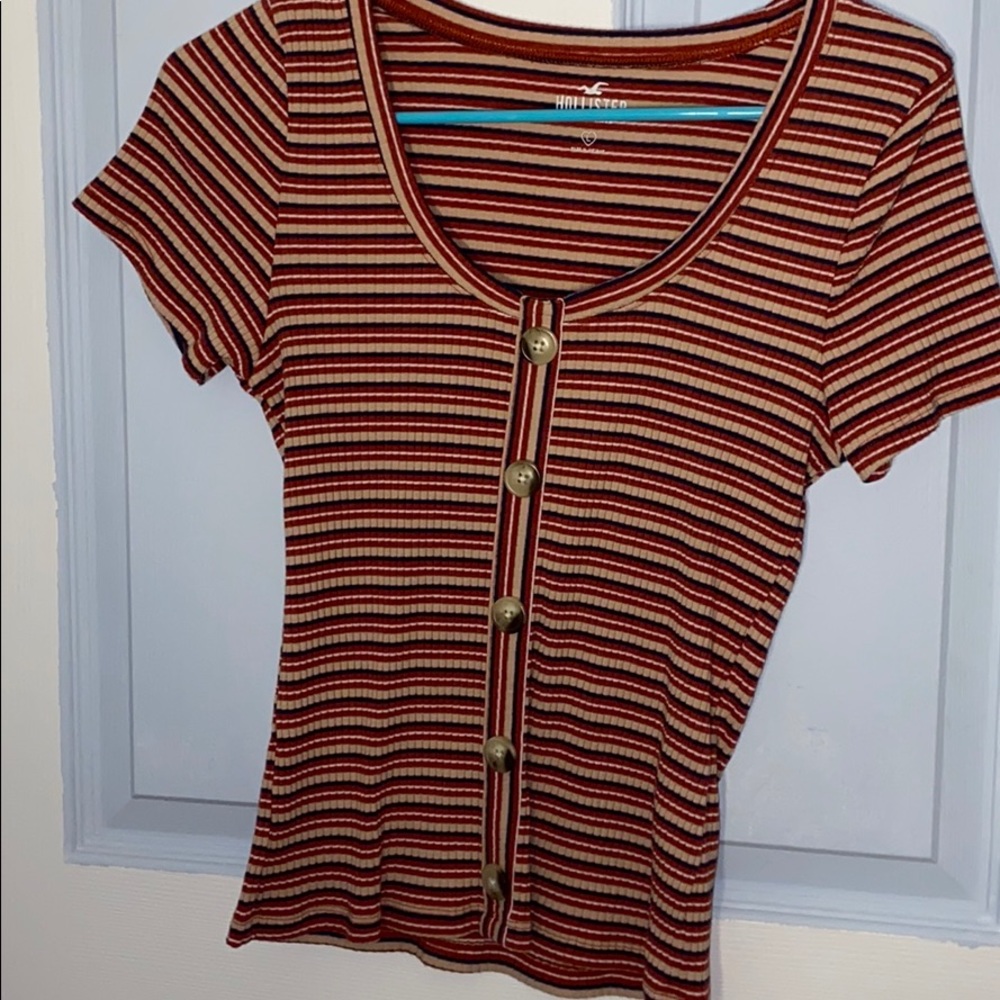 scoop neck hollister shirt